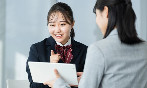 タブレットで質問する生徒